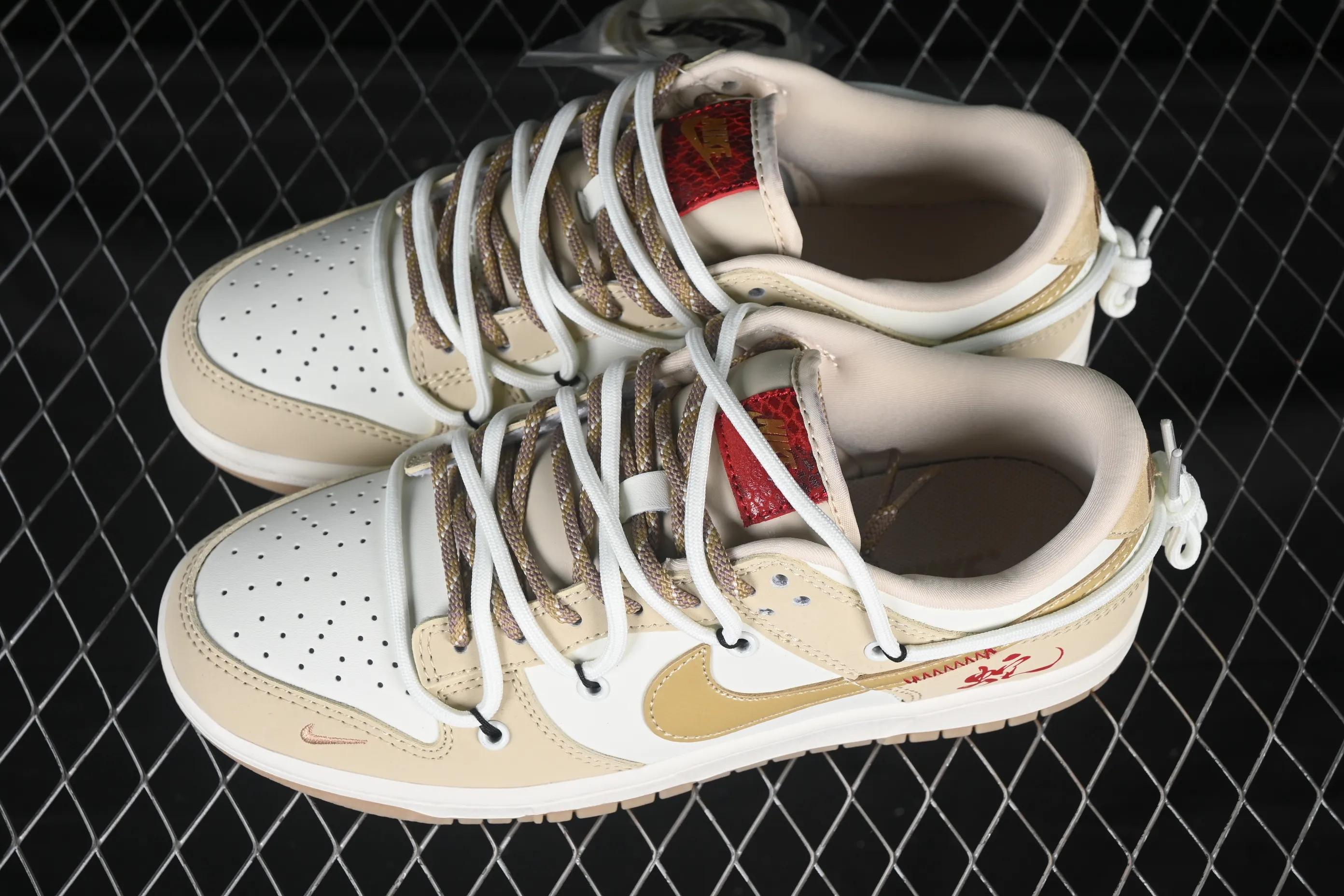 All Categories Nk SB Dunk Series Nk SB Dunk Low High-end Customized Low-top Shoes Nike SB Dunk Low Year of the Snake Series Strap Yellow White Yellow Hook Anniversary High-end Customized Low-top Casual Shoes YX5066-291